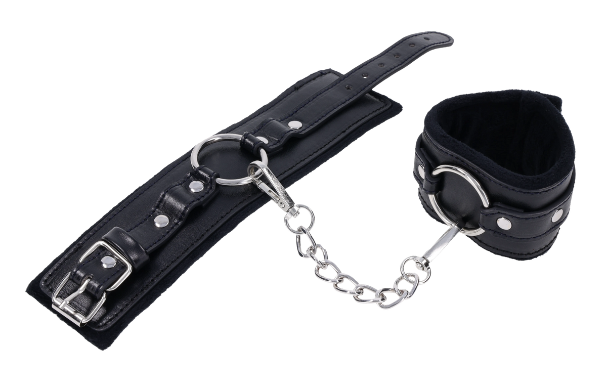 Sportsheets Shadow Handcuffs: Buckle and chain detail